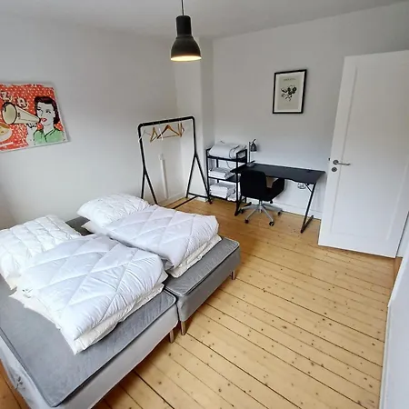 Bright And Near Business School Apartment *